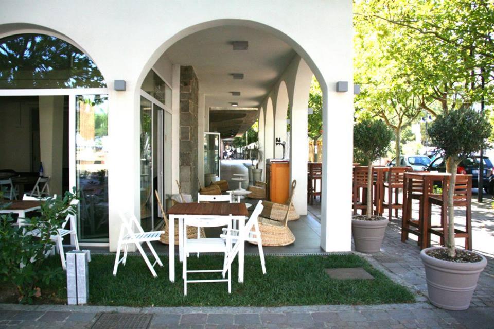 馬里納－拉文納的住宿－Alba Hotel，庭院配有桌椅。
