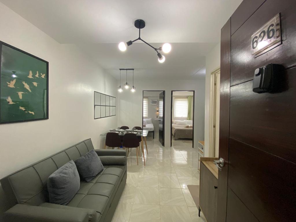 Lifes Good في مانداوي سيتي: غرفة معيشة مع أريكة وغرفة طعام