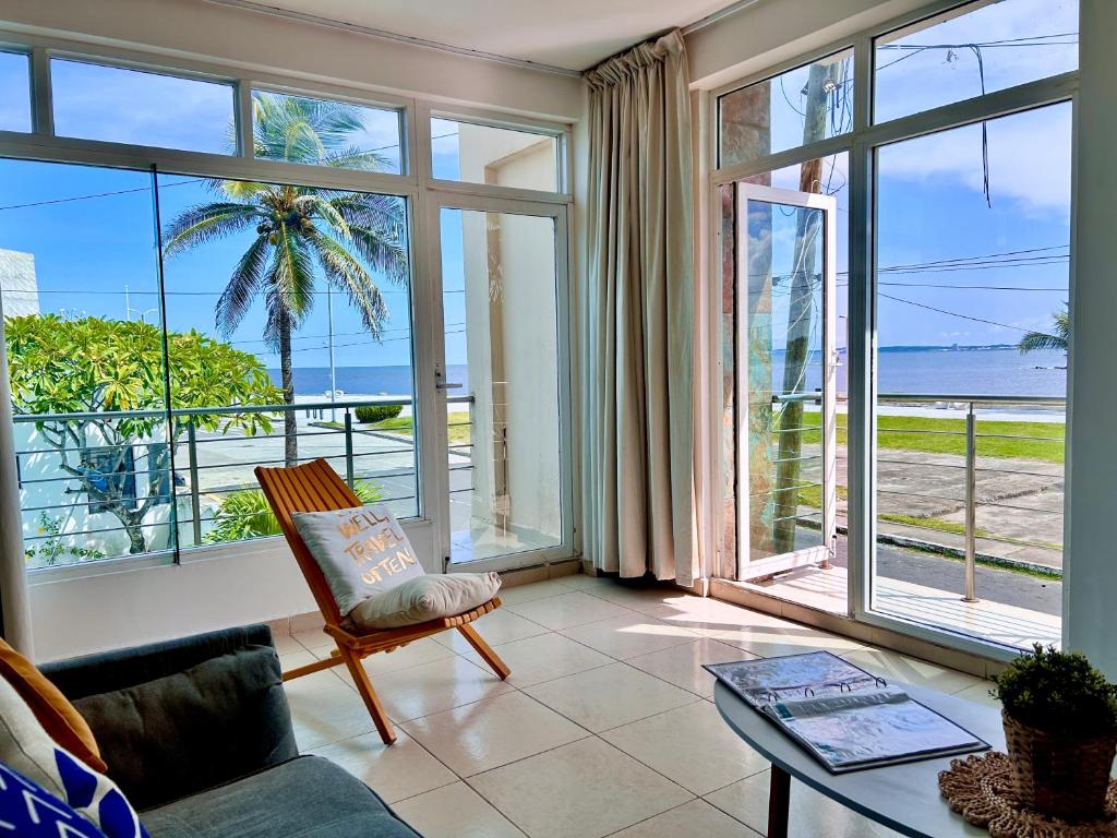 ein Wohnzimmer mit Blick auf das Meer in der Unterkunft Charming and Family With a pool and ocean view, 3 blocks from the beach, with 2 TVs and Netflix in Boca del Río