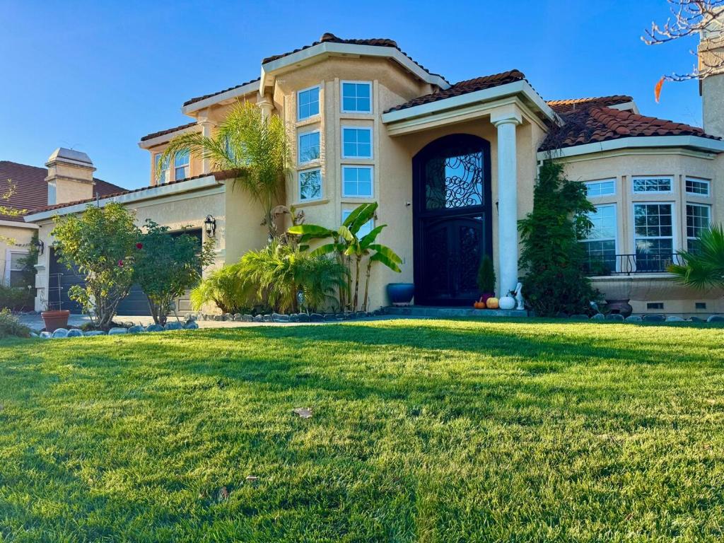 Κήπος έξω από το Luxurious Getaway in Unique Executive Estate