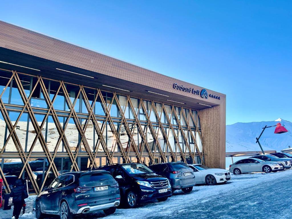 ein Parkplatz vor einem Autohändler in der Unterkunft Apartment N506 Gudauri Loft in Gudauri