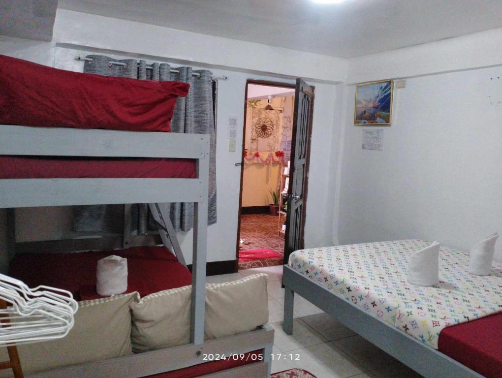 Postel nebo postele na pokoji v ubytování Lola Flor's Guest House