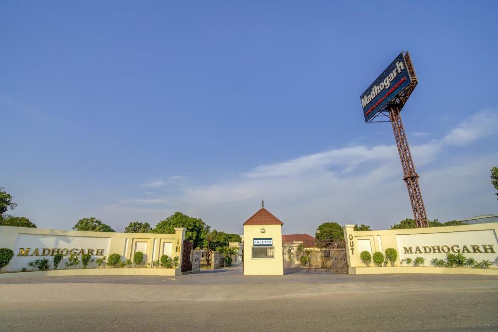 un edificio con un cartel delante en Palette - Madhogarh, en Jaipur