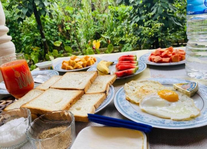 einen Tisch mit Brotplatten und Obst darauf in der Unterkunft Ella Hidden Ferns in Ella