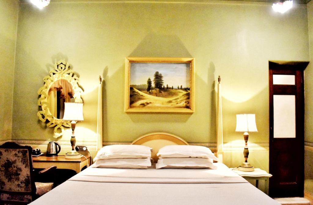 Ένα ή περισσότερα κρεβάτια σε δωμάτιο στο RAMPURIA HAVELI Bhanwar Niwas Bikaner