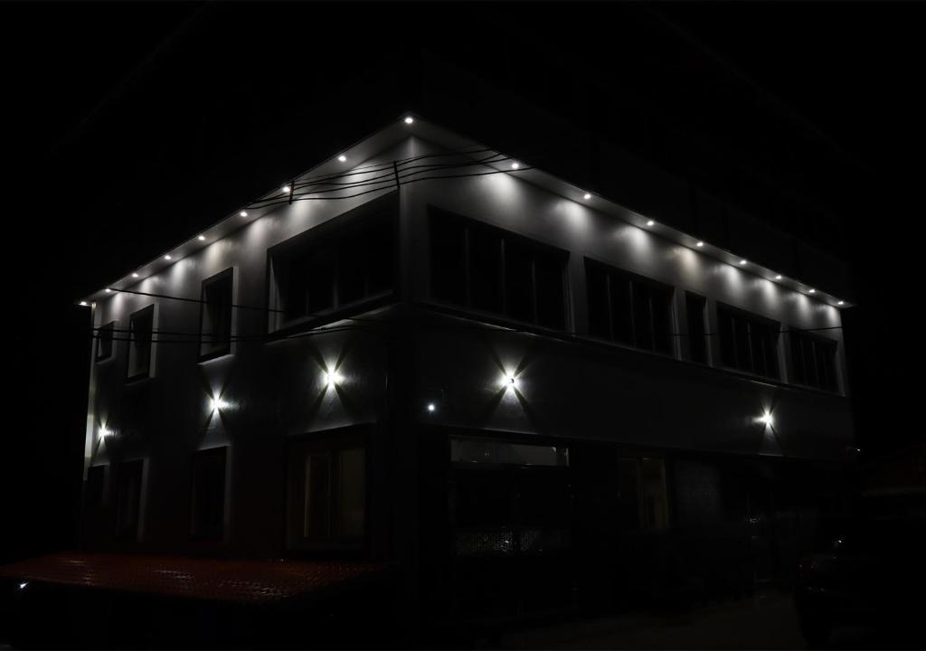 um edifício com luzes laterais à noite em AK Residency em Yercaud