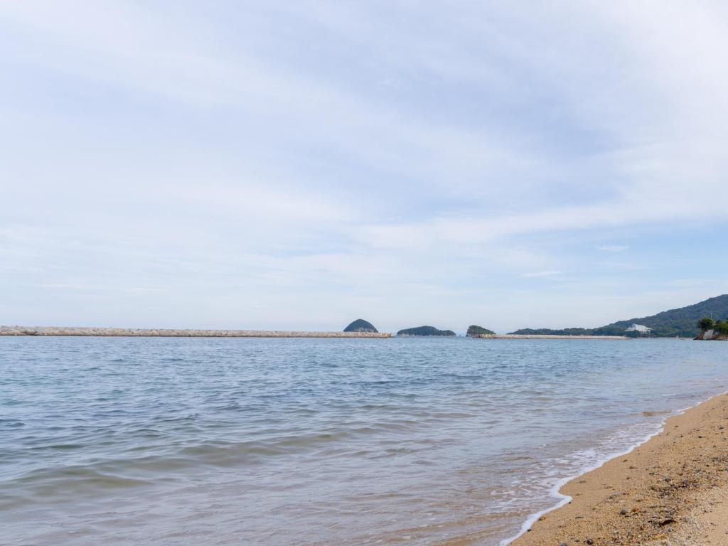a view of the shoreline of a beach at 鶴羽リゾート in Sanuki