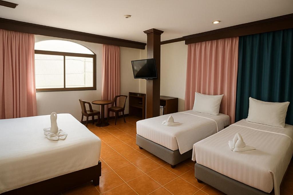 Postel nebo postele na pokoji v ubytování Centre Point Patong