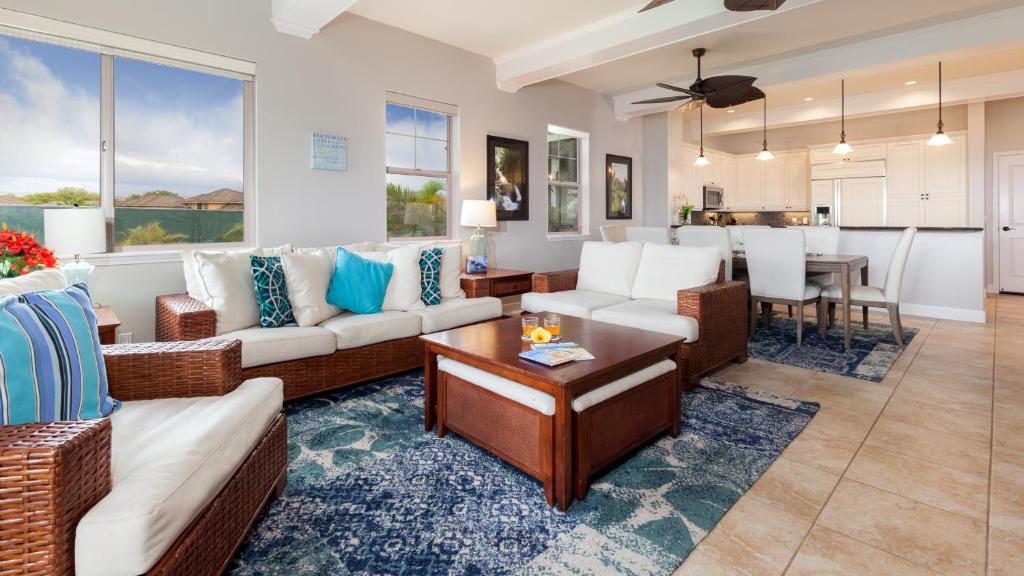 Un lugar para sentarse en SEASHELL VILLA Lovely 3BR Kulalani Home with Private Beach Club Bikes