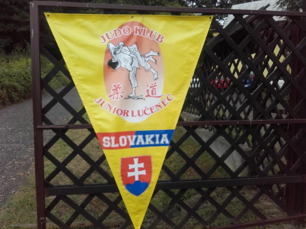 una pancarta en una puerta con la bandera de Slovakia en Turistická ubytovňa Hotel Divin, en Divín
