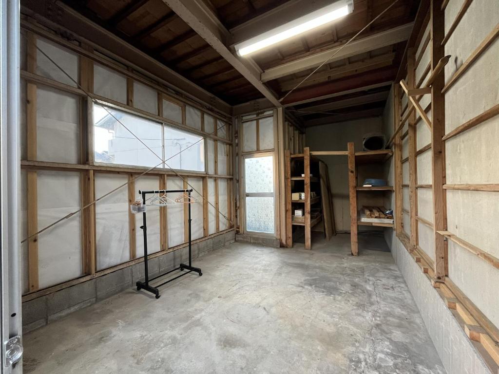 une pièce vide avec des fenêtres dans un bâtiment dans l'établissement スマートハウスみづほ, à Hitoyoshi