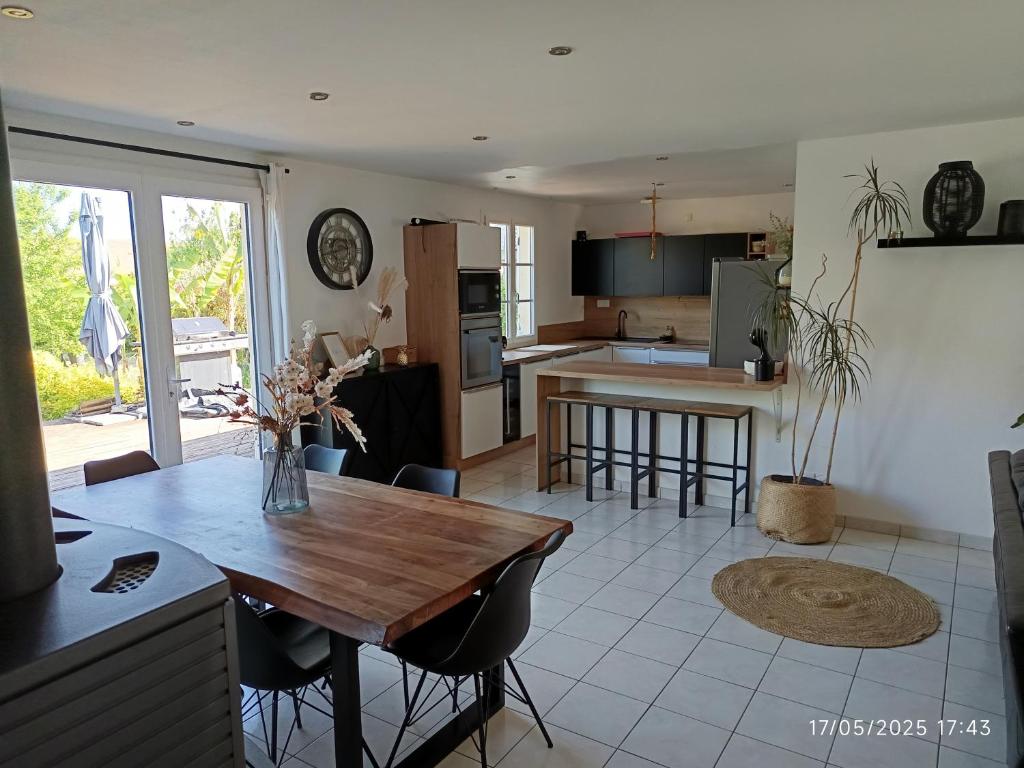 TV a/nebo společenská místnost v ubytování Petite Escale