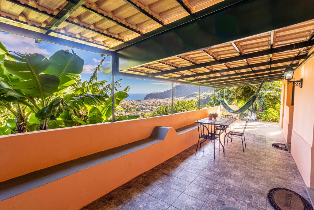 un balcon avec une table et des chaises et une vue dans l'établissement Casa Miguel, à Machico