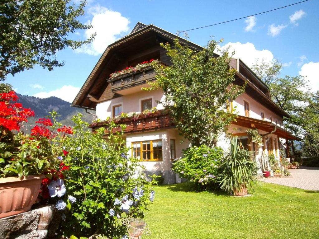 een huis met bloemen ervoor bij Berghof Reiter in Weissbriach