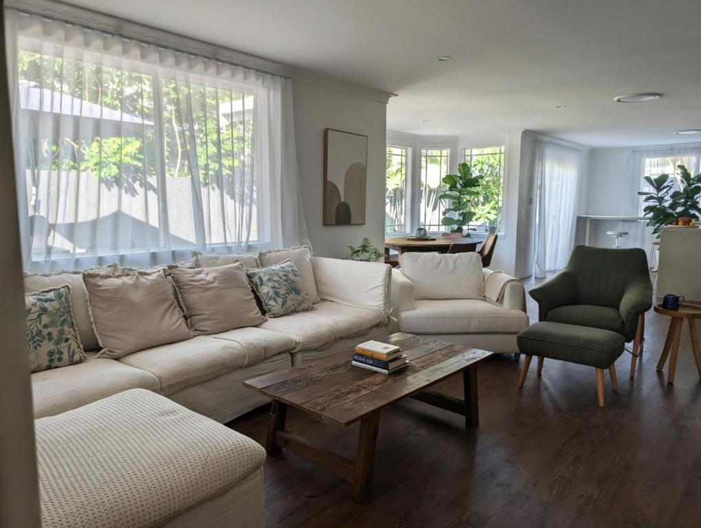 Posezení v ubytování Close to beach & cafés with a quiet, fenced garden and flexible sleeping arrangements