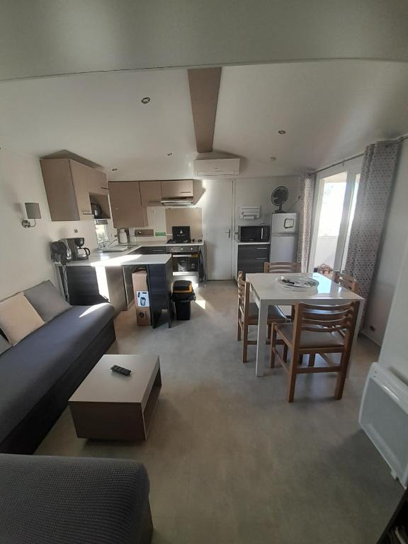 Η κουζίνα ή μικρή κουζίνα στο MOBIL HOME LA Mec