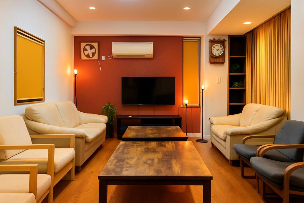 un salon avec un canapé et une télévision dans l'établissement Tokyo Disney Area Entire 5LDK Family House Up to 10 People 10min by Car, à Tokyo