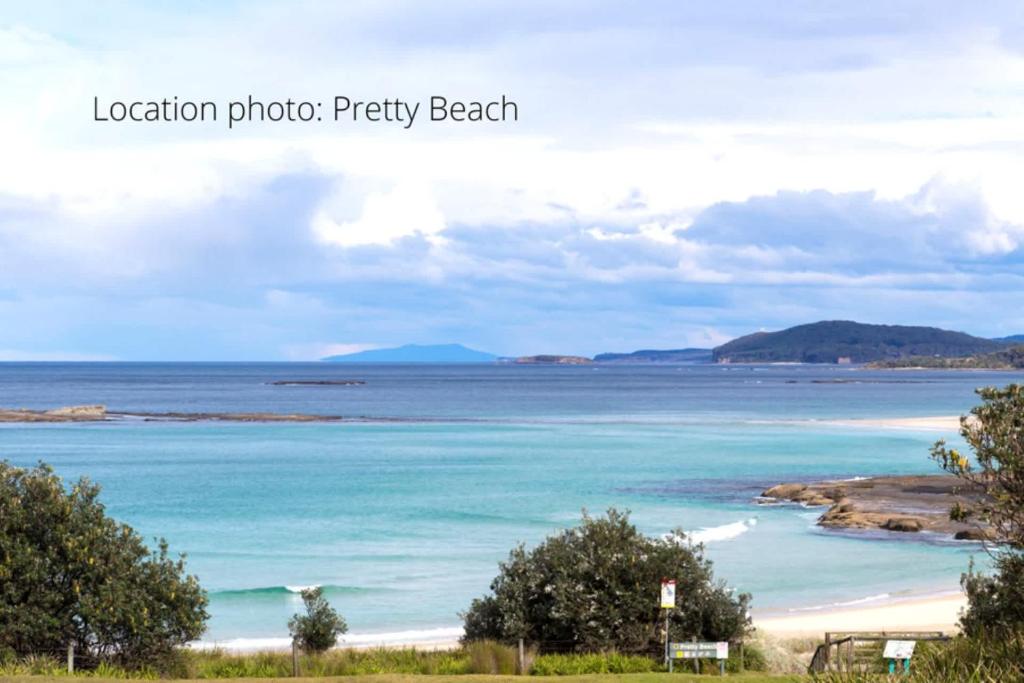 Elle offre une vue sur la plage et l'océan. dans l'établissement Retro Beach Cottage - classic surf getaway, à Kioloa