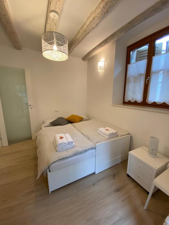 Ένα ή περισσότερα κρεβάτια σε δωμάτιο στο Appartamento Borgo San Tomaso, tra storia e natura