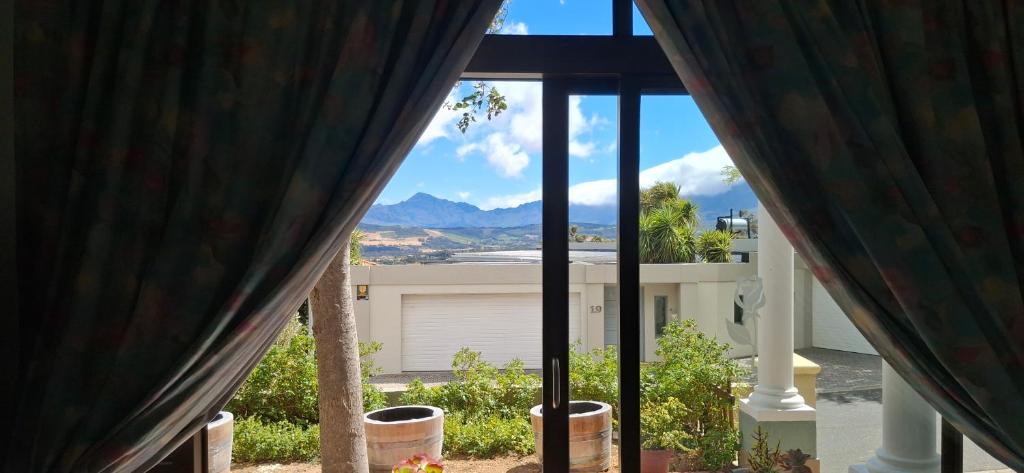 una vista desde la ventana de una casa en Arendsnest, en Gordonʼs Bay