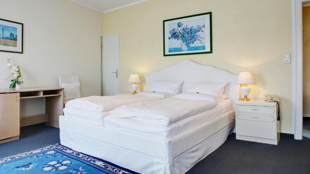 Postel nebo postele na pokoji v ubytování Hotel Rhein-Residenz