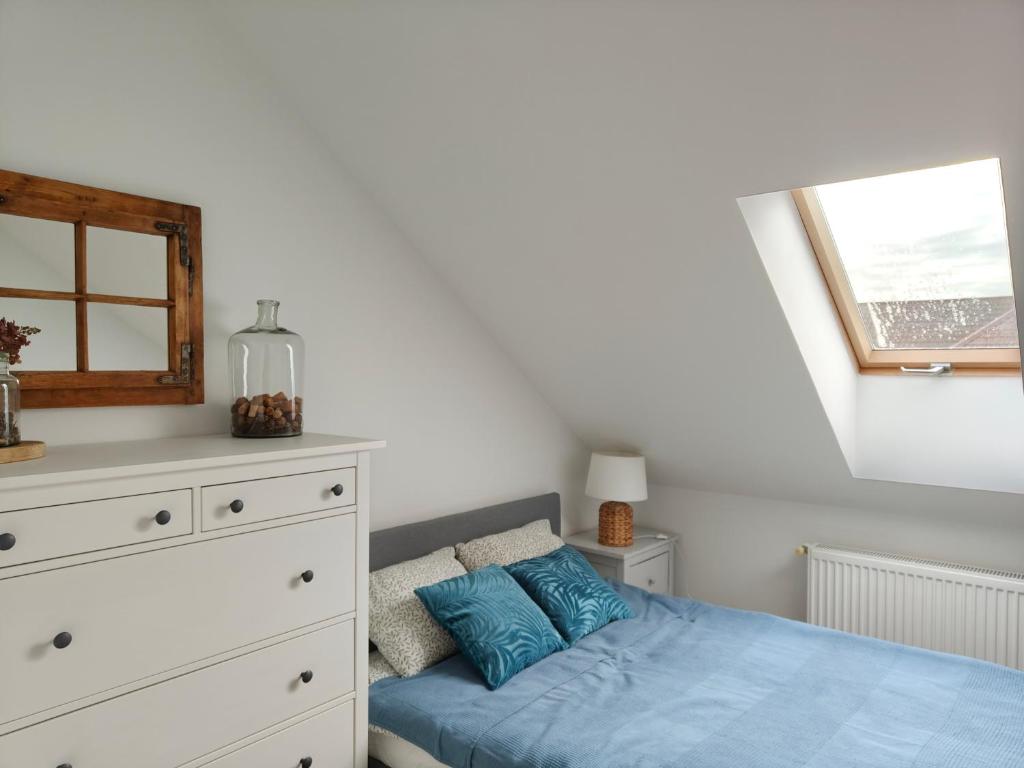 Ένα ή περισσότερα κρεβάτια σε δωμάτιο στο Apartament na Poddaszu