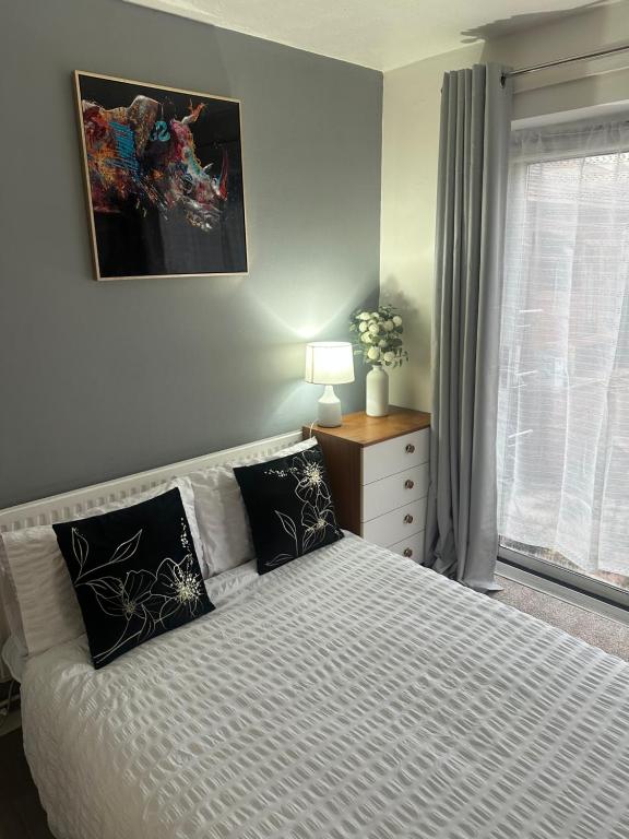 Postel nebo postele na pokoji v ubytování Comfortable Rooms Near Basildon Town Centre