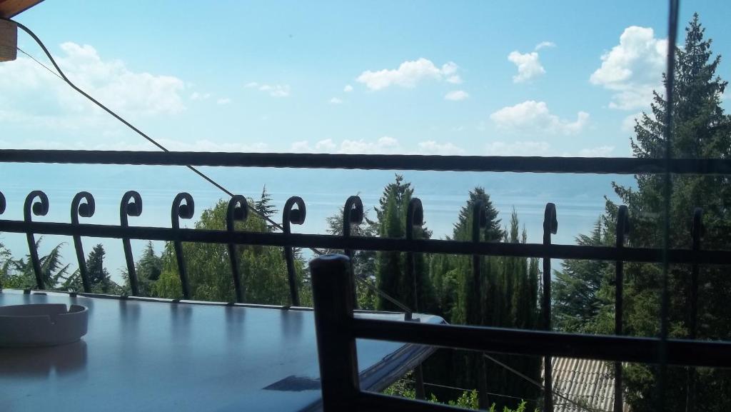 uma varanda com vista para o oceano em Apartment Forest and Lake em Lagadin