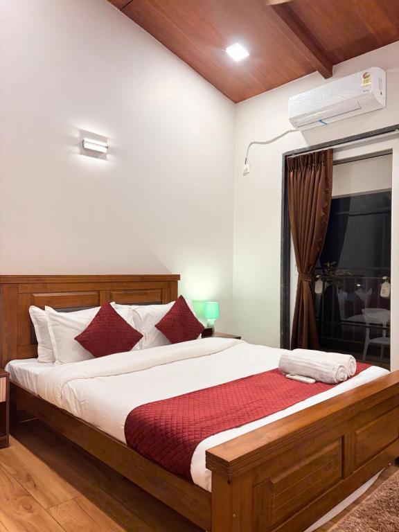 Postel nebo postele na pokoji v ubytování 3 BHK Irene Villa with Jacuzzi pool by Asmeera Stays