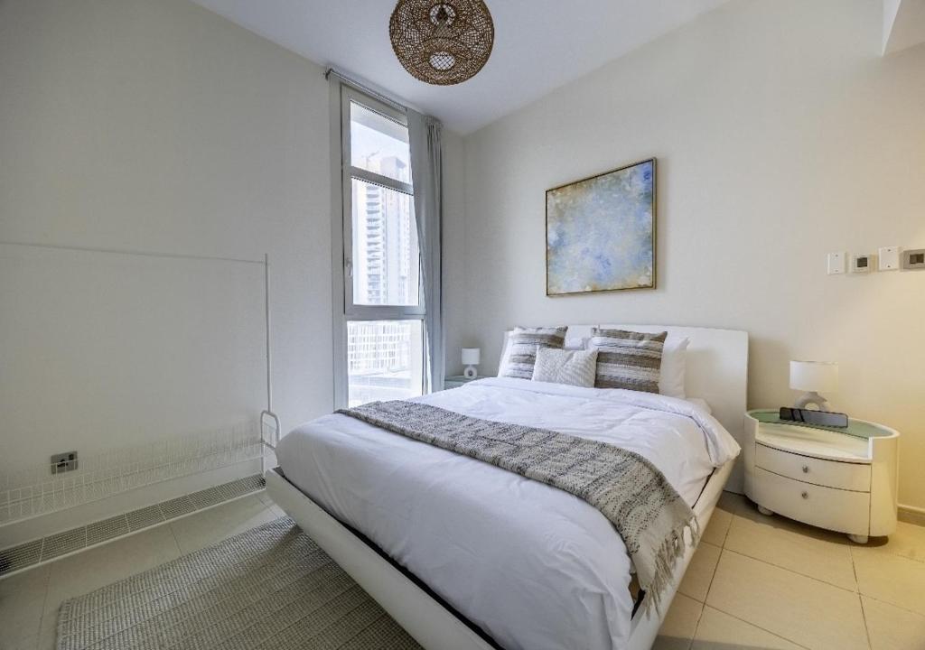 Una cama o camas en una habitación de Iconic 1br In Mangroves Place Al-Reem Island Auh