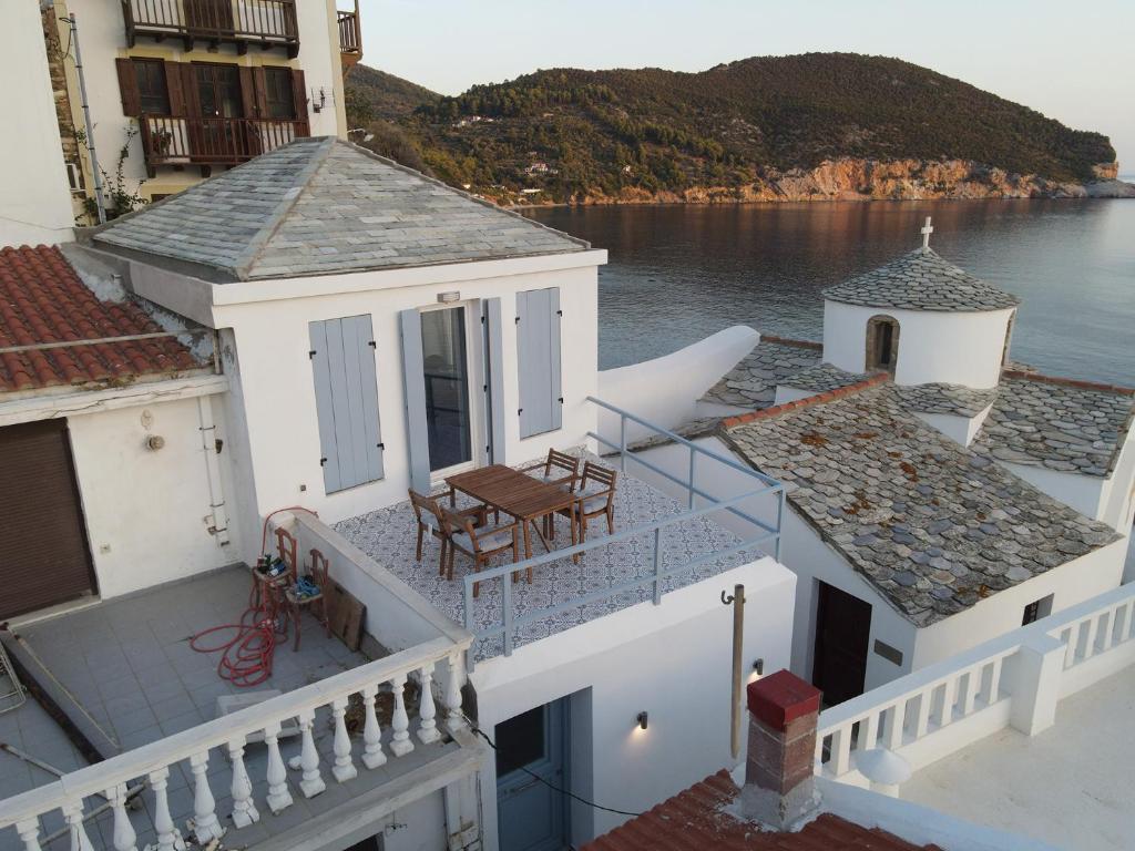 una vista aerea di una casa sull'acqua di Casa Bianca a Skopelos Town