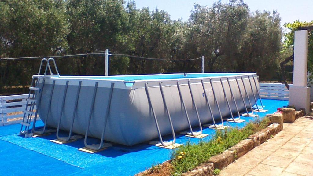 vasca da bagno su un telo blu accanto alla piscina di LA PILA masseria salentina con piscina 6 PL a Casarano