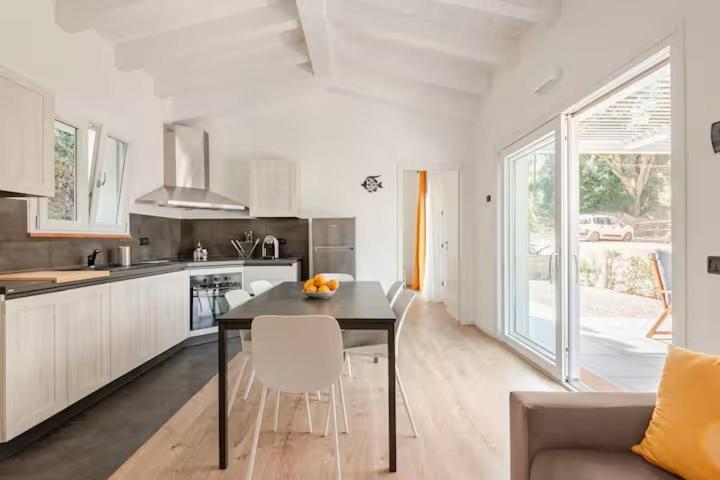 Kuchyň nebo kuchyňský kout v ubytování A Casa di Chiara -Isola d'Elba - Capoliveri - Spiaggia Naregno