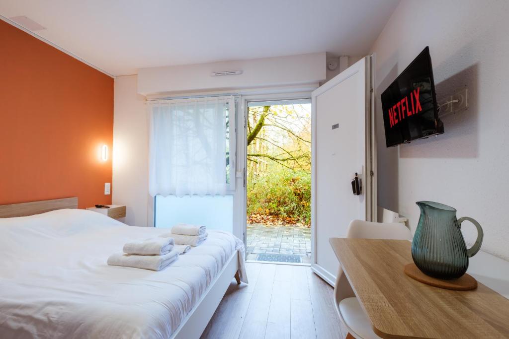 Ένα ή περισσότερα κρεβάτια σε δωμάτιο στο Studio rez de chaussée avec terrasse centre thermal et touristique - Casa Amnéville