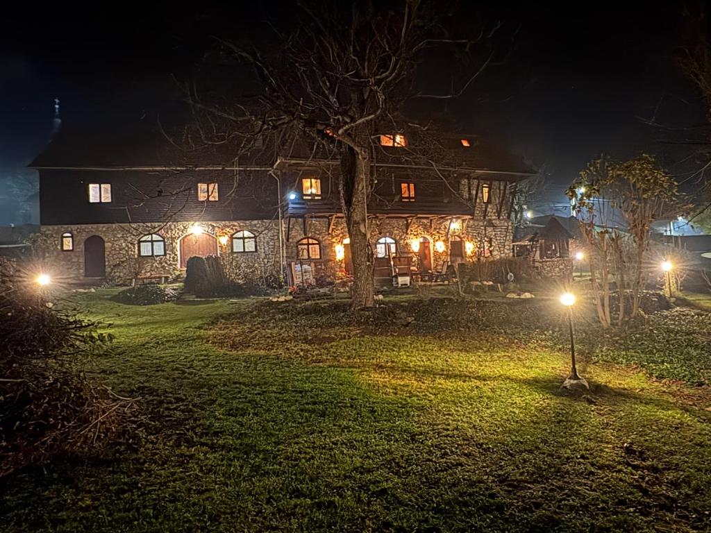 une maison éclairée la nuit dans la cour dans l'établissement LaConac Lupsa, à Lupşa