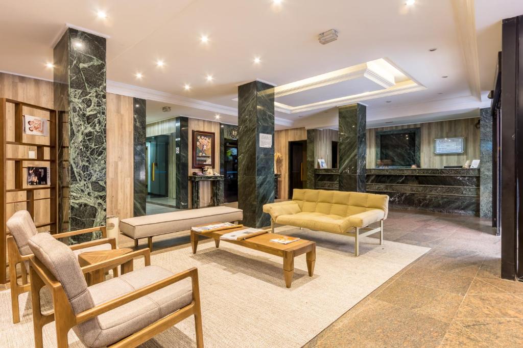 uma sala de estar com um sofá e uma mesa em Hotel Columbia em São Paulo