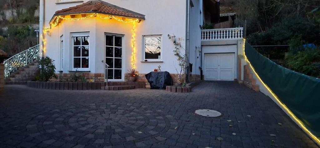 ein Haus mit Lichtern an der Vorderseite in der Unterkunft Rhein-Lahn Auszeit in Lahnstein