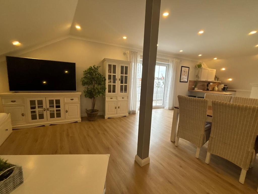 艾兴策尔Landhausstübchen 105qm mit Balkon-2 Schlafzimmer-Bad-WC-WiFi-Kaffeemaschine-Waschmaschine-Trockner-Föhn-Handtücher und Bettwäsche-sehr familienfreundlich的客厅里有一台平板电视和娱乐中心