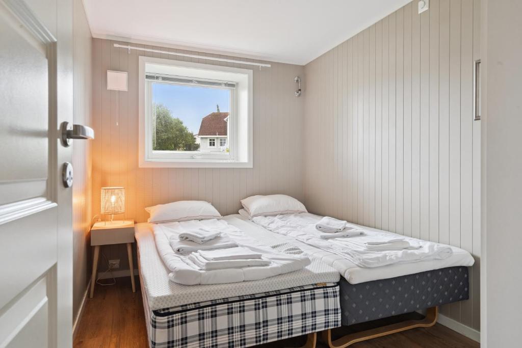 Posto letto in una piccola camera con finestra di Cozy apartment in Leknes Lofoten a Leknes