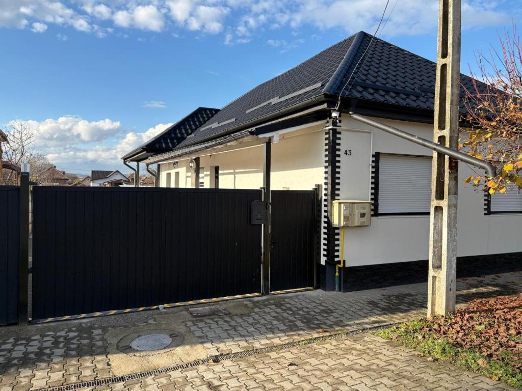 Το κτήριο όπου στεγάζεται  το διαμέρισμα