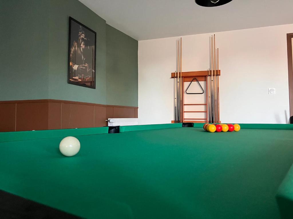 einen Billardtisch mit Bällen darüber in der Unterkunft La Caverne Bretonne in Renac