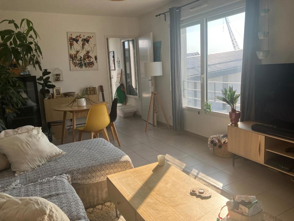 TV a/nebo společenská místnost v ubytování Cité du Vin 2 bedroom apartment - parking space