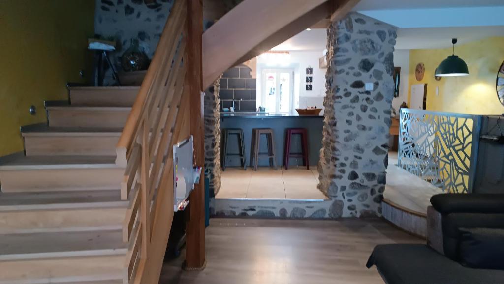 un couloir avec des escaliers menant à une cuisine dans l'établissement Maison Rabat les 3 seigneurs, à Rabat-les-Trois-Seigneurs