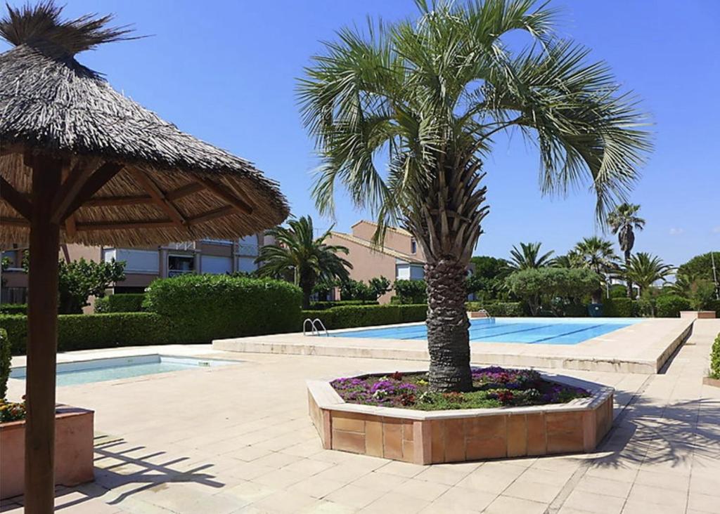 Bazén v ubytování L'Oasis - T2 avec jardin - Piscine - Clim - Parking & Plage à 200m nebo v jeho okolí