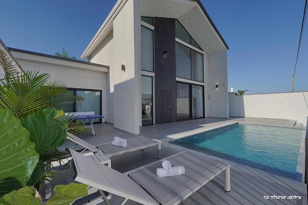 Πισίνα στο ή κοντά στο como -שתי וילות יוקרתיות עם בריכה פרטית מחוממת ומקורה