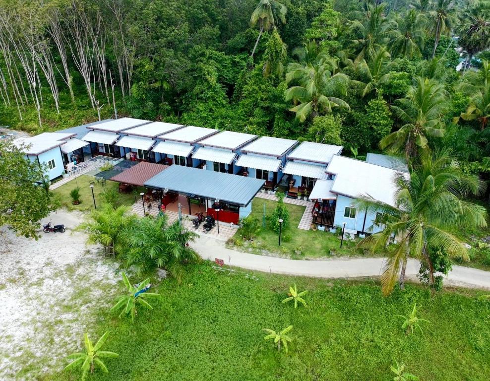 - une vue sur la plage dans l'établissement Mook Raya Resort, à Ko Muk
