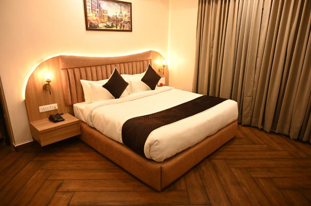 sypialnia z dużym łóżkiem w pokoju hotelowym w obiekcie The Regal Crown By Ritya Hotels w mieście Ayodhya