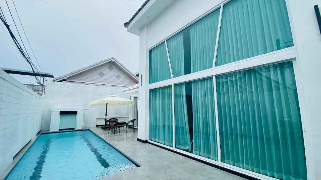 Swimmingpoolen hos eller tæt på Pattaya Downtown Pool Villa