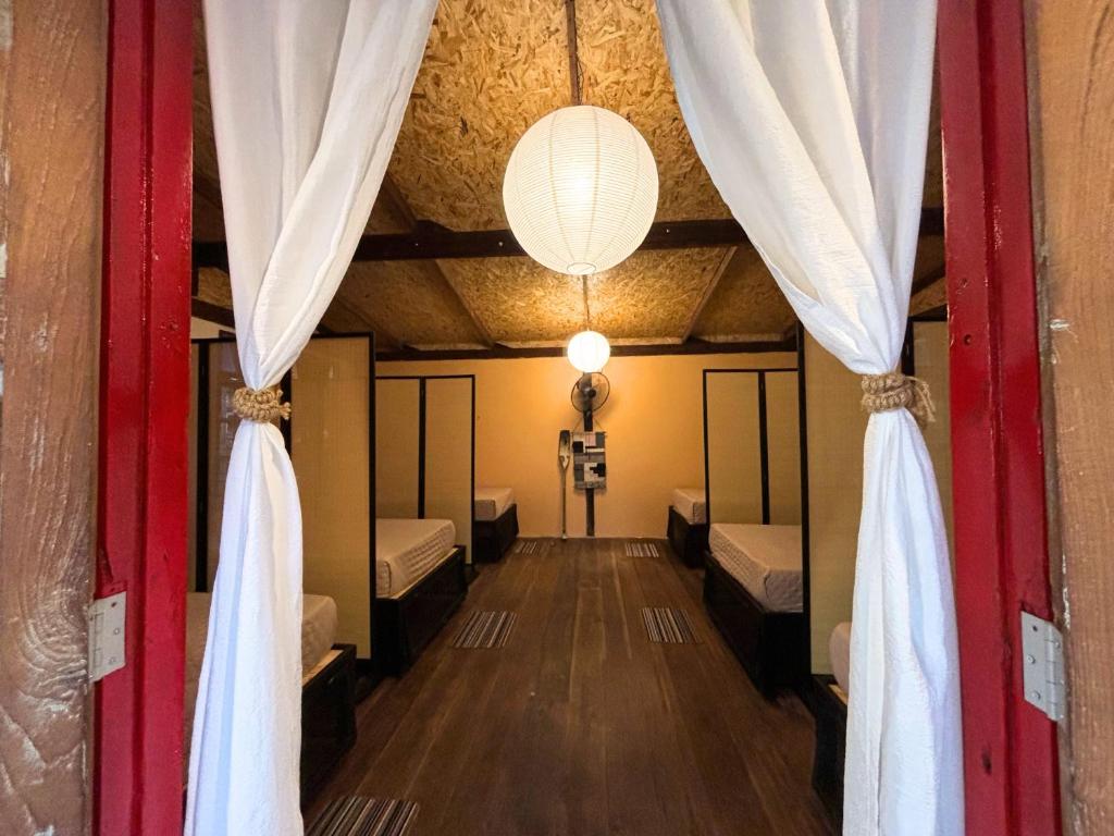 Postel nebo postele na pokoji v ubytování Sanctuary Hostel - Art & Adventure