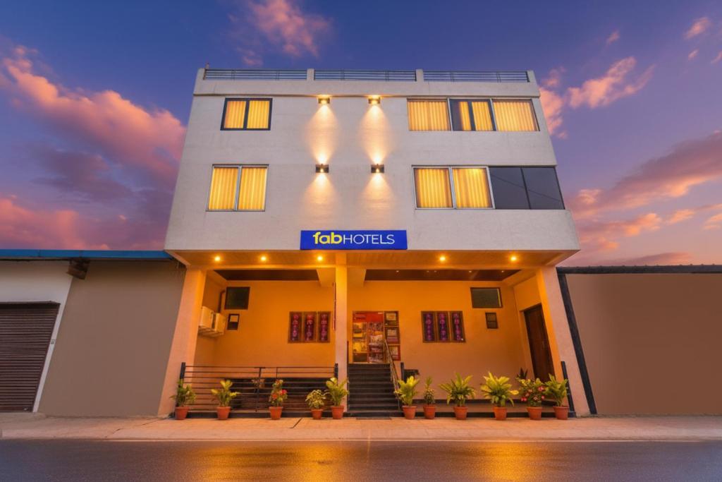 Un edificio con un cartel que dice ko hoteles en Hotel Neelambar Villa, en Jaipur